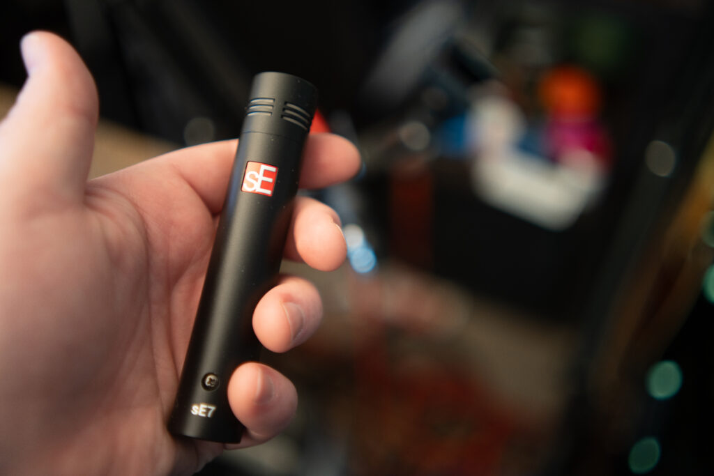 se7 microphones review in hand